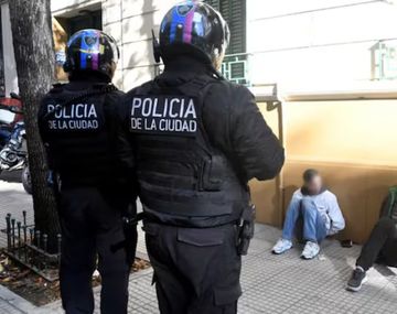 Agentes de la Policía de la Ciudad de Buenos Aires custodian a dos ladrones detenidos en el barrio de Recoleta. &nbsp;