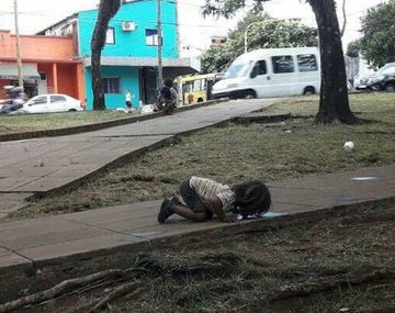 La triste foto de una nena tomando agua de un charco en Misiones