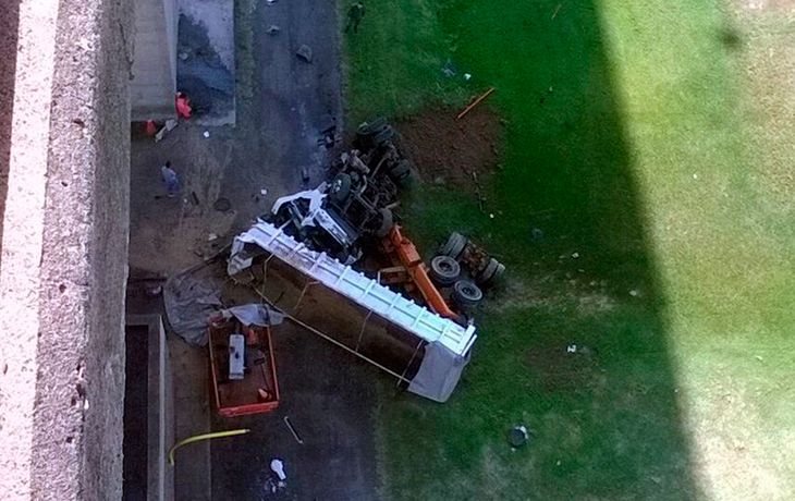 Un camión cayó desde el puente Zárate-Brazo Largo