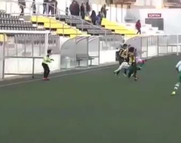 Un nene convirtió un golazo de escorpión