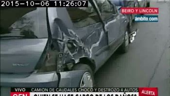 fuera de control: un blindado choco cuatro autos estacionados y se dio a la fuga fuera de control: un blindado choco cuatro autos estacionados y se dio a la fuga