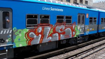 sarmiento: los nuevos trenes, victimas de los grafittis sarmiento: los nuevos trenes, victimas de los grafittis