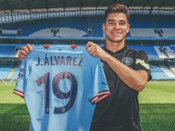 la chicana de julian alvarez para el united durante su presentacion en el manchester city la chicana de julian alvarez para el united durante su presentacion en el manchester city
