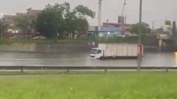 fotos y videos: graves inundaciones por el fuerte temporal que azota al amba fotos y videos: graves inundaciones por el fuerte temporal que azota al amba