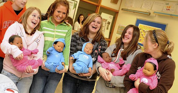 Entregan bebés robot preocupados por los embarazos del carrusel sexual