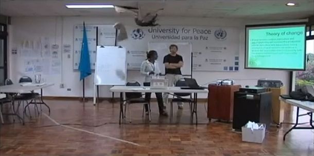 ¡Sorpresa! Un gato interrumpe una clase al caer desde el techo