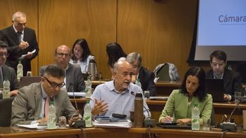 La delegación del Poder Ejecutivo, encabezada por los ministros Pablo Mieres y Azucena Arbeleche, que asistieron a la comisión especial que discute la reforma de la seguridad social. La delegación del Poder Ejecutivo, encabezada por los ministros Pablo Mieres y Azucena Arbeleche, que asistieron a la comisión especial que discute la reforma de la seguridad social.