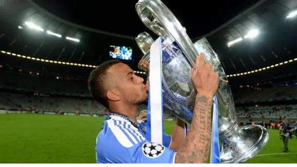 Bertrand conquistó la UEFA Champions League, Europa League y FA Cup con el Chelsea. Bertrand conquistó la UEFA Champions League, Europa League y FA Cup con el Chelsea.