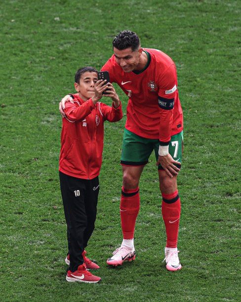 La selfie que Cristiano Ronaldo se sacó con un nene que invadió el campo