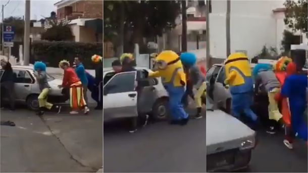 Dantesca escena: un minion, Spider-Man y unos payasos le empujan el auto