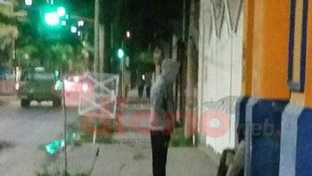 El joven solidario dialoga con el indigente al que ayudó El joven solidario dialoga con el indigente al que ayudó