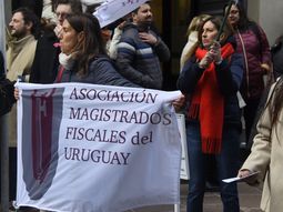 La Asociación de Magistrados Fiscales del Uruguay se declaró en conflicto por un artículo de la Rendición de Cuentas. La Asociación de Magistrados Fiscales del Uruguay se declaró en conflicto por un artículo de la Rendición de Cuentas.