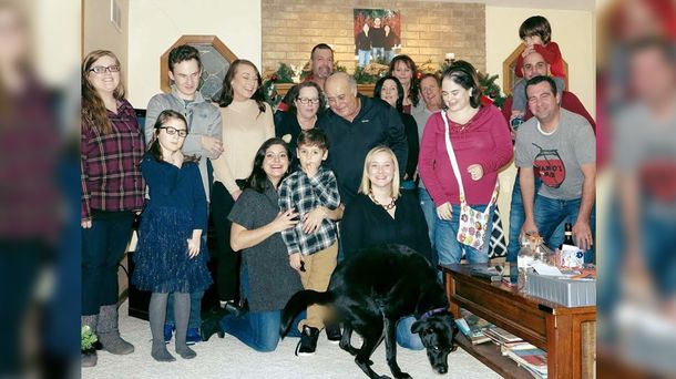Querían una foto grupal para Navidad y el perro aportó su regalo