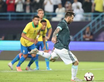 Con un gol de Messi en su regreso