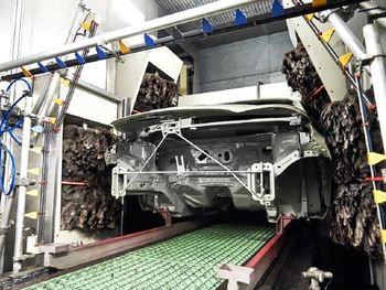 Ford utiliza plumas de emú para mejorar acabado de pintura en sus vehículos