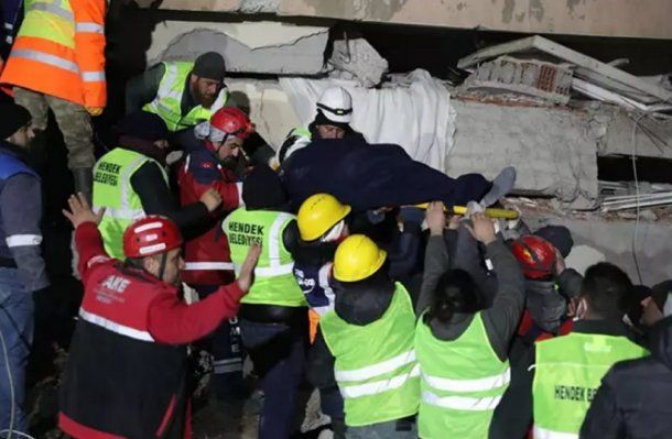 Terremoto en Turquía: rescataron a un papá y su hija de 5 años tras 90 horas bajo los escombros