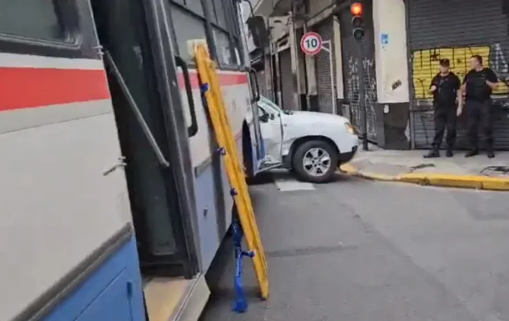 Fuerte choque entre un colectivo y una camioneta en Monserrat deja 13 heridos