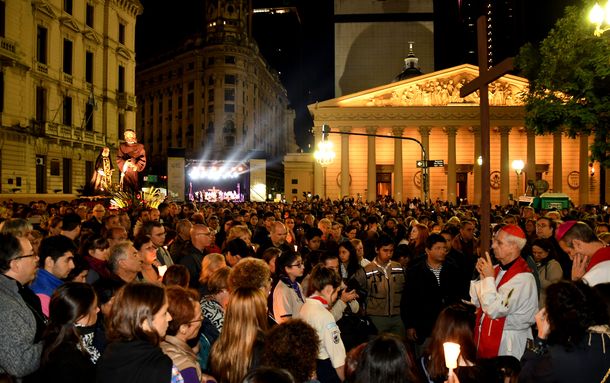 Miles de fieles participaron del Via Crucis en Avenida de Mayo