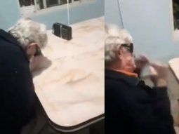La emoción de un abuelo no vidente al escuchar por radio la consagración de Colón