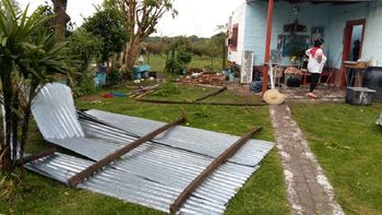 Violento temporal afectó a Misión San Francisco Laishí (Formosa) ocasionando voladuras de techos como la que se observa en la imagen Violento temporal afectó a Misión San Francisco Laishí (Formosa) ocasionando voladuras de techos como la que se observa en la imagen