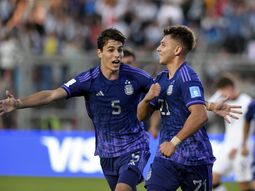 Argentina goleó y se quedó con el primer lugar del grupo
