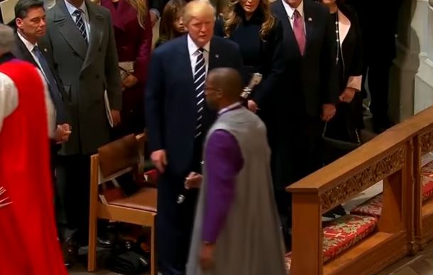 Acusan a Trump de no saludar a un religioso por ser negro