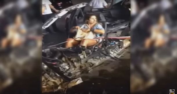 Mujer en estado de shock se pone maquillaje después del choque en el que murió su novio