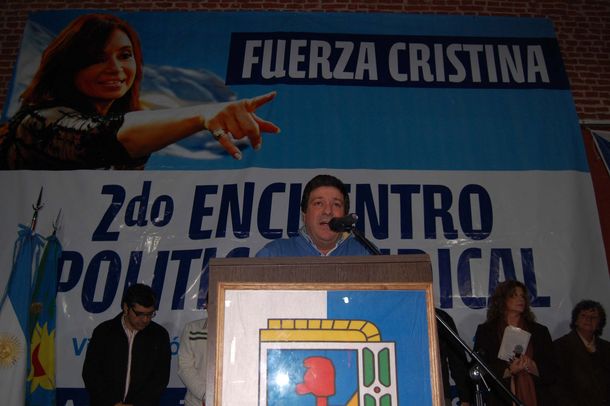 La política no es ocuparse de famosos y de deportistas