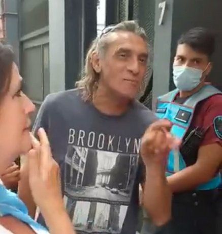 VIDEO: El momento en que los nazis antivacunas amenazan a periodistas