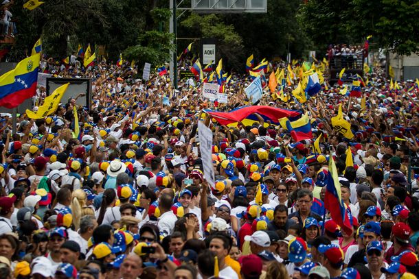 Multitudinaria marcha paralizó Caracas para exigir un referéndum revocatorio