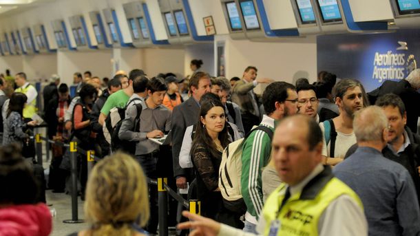 ¿Viajás este finde largo? Hay amenaza de paro y se cancelarían los vuelos