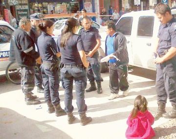 Un hombre dejó a su hija encerrada más de cuatro horas en una camioneta