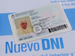 el papa no renuncia a su ciudadania: seguira viajando con pasaporte argentino el papa no renuncia a su ciudadania: seguira viajando con pasaporte argentino