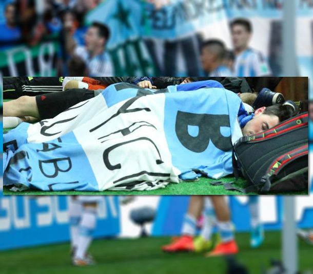 Los argentinos duermen hasta en la calle para seguir a la Selección
