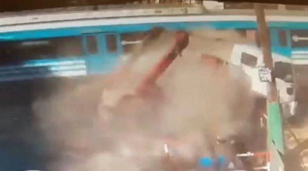 Impresionante accidente entre un camión y el tren Sarmiento en Caballito: el chofer se salvó de milagro