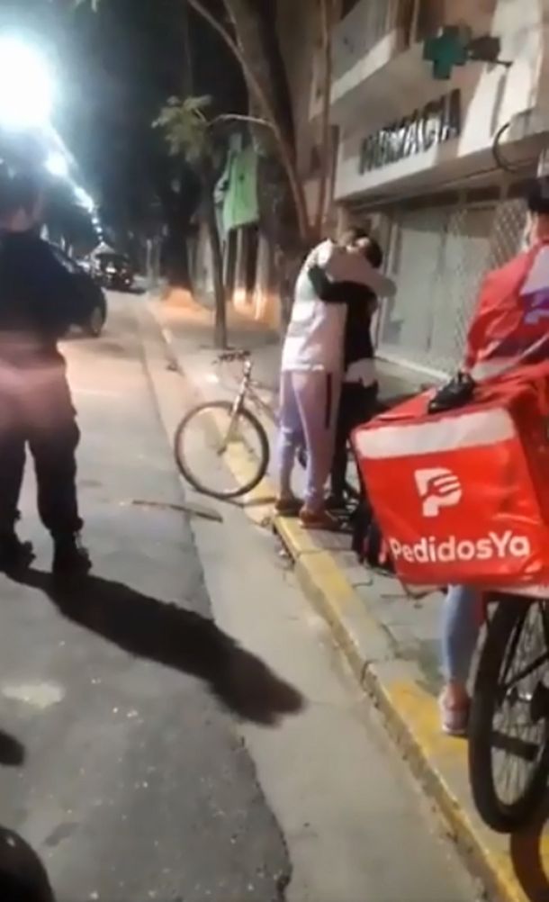 Le robaron la bicicleta a un delivery, pero recibió una ayuda inesperada