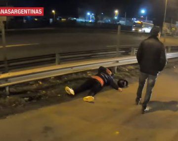 Choque entre un auto y una moto en Acceso Oeste: No siento las piernas