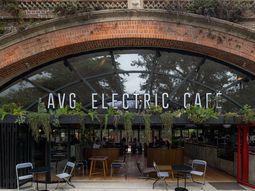 Cocina creativa, vinilos y coctelería de autor en un pulmón de la Ciudad
