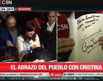 Cristina firmó su libro al cronista de C5N