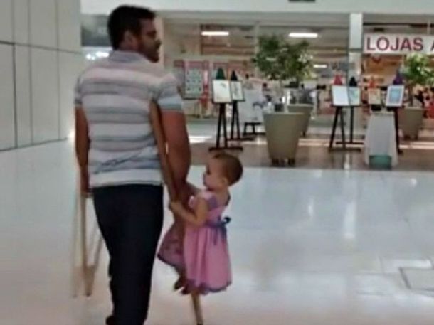 Un padre carga a su pequeña hija en su muleta y emociona en la web