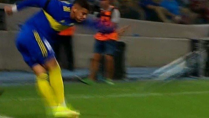 VIDEO: La arriesgada rabona de Marcos Rojo