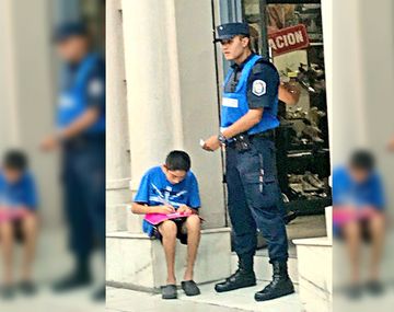 La historia de la foto que emociona: el policía que ayuda a estudiar a un nene