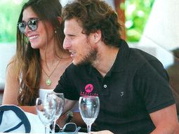 a meses de ser papas, la mujer de diego forlan lucio su panza en un evento solidario a meses de ser papas, la mujer de diego forlan lucio su panza en un evento solidario