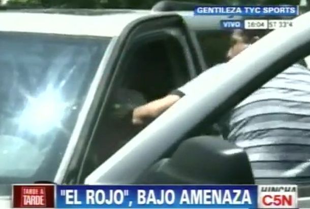 Tensión, empujones y apriete de hinchas a jugadores de Independiente