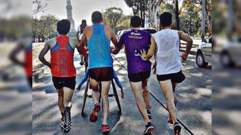 solidaridad en plena carrera: la conmovedora foto que es furor en la web solidaridad en plena carrera: la conmovedora foto que es furor en la web