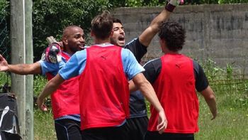 El delantero uruguayo se divirtió en la práctica y se puso el buzo de arquero, donde sorprendió a todos El delantero uruguayo se divirtió en la práctica y se puso el buzo de arquero, donde sorprendió a todos