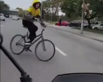 Motociclista persiguió a ciclista que le había robado a una mujer: qué pasó