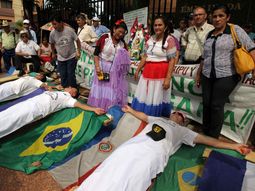 asuncion: trabajadores se crucifican frente a la embajada brasilena asuncion: trabajadores se crucifican frente a la embajada brasilena