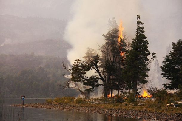 Lograron contener el incendio que ya afectó 20 mil hectáreas en Chubut