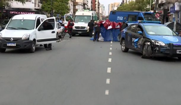 Chocaron dos autos y un patrullero en Belgrano: una mujer murió